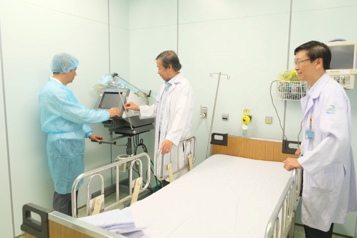 Thứ trưởng Bộ Y tế Nguyễn Trường Sơn kiểm tra khu cách ly BV Bệnh Nhiệt Đới TP. Hồ Chí Minh.