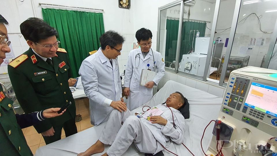 Phó Thủ tướng Vũ Đức Đam động viên bệnh nhân đang điều trị tại bệnh viện Quân y 103