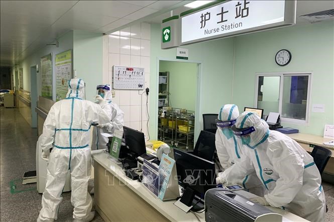 Nhân viên y tế mặc trang phục bảo hộ khi làm việc tại một bệnh viện ở Vũ Hán, tỉnh Hồ Bắc, Trung Quốc ngày 22/1/2020.