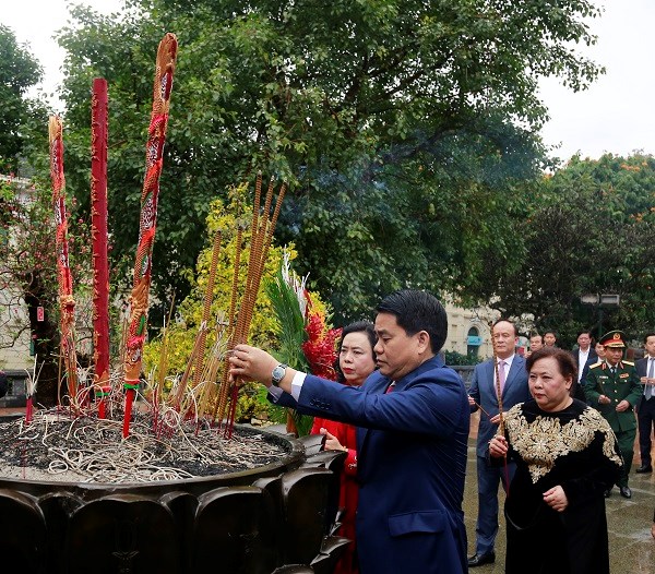 Chủ tịch UBND TP Hà Nội Nguyễn Đức Chung dâng hương tại Tượng đài Lý Thái Tổ
