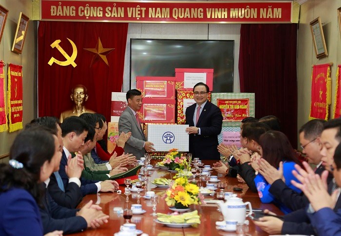 Bí thư Thành uỷ Hoàng Trung Hải tặng quà cán bộ công nhân viên Nhà tưởng niệm Chủ tịch Hồ Chí Minh