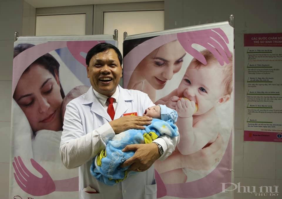 Cùng đồng hành với các bác sĩ trực Tết, Giám đốc đã có mặt để chờ đón những em bé may mắn sinh đúng vào thời khắc giao thừa. Ông cho biết các bác sĩ rất vui và tự hào vì được chung vui với các gia đình.