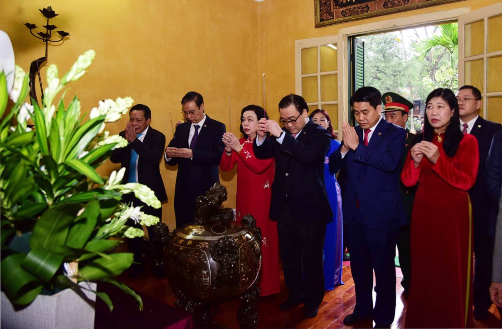 Các đồng chí lãnh đạo thành phố Hà Nội dâng hương tưởng niệm Chủ tịch Hồ Chí Minh tại Khu di tích Chủ tịch Hồ Chí Minh.