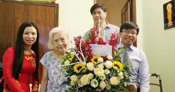 GS Hoàng Anh Tuấn và đại diện Công đoàn nhà trường đến thăm và chúc Tết GS.NGND Hoàng Thị Châu - Chuyên gia ngôn ngữ học hàng đầu của Việt Nam