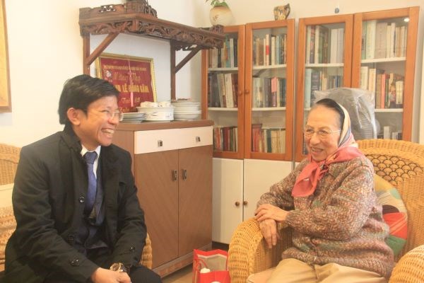 GS Hoàng Anh Tuấn đến thăm và chúc Tết GS.NGND Lê Hồng Sâm - Chuyên gia Văn học hàng đầu của Việt Nam.