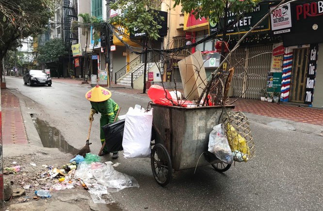 Công nhân vệ sinh môi trường tại Hà Nội bận rộn thu dọn rác dịp Tết Nguyên đán 2020.