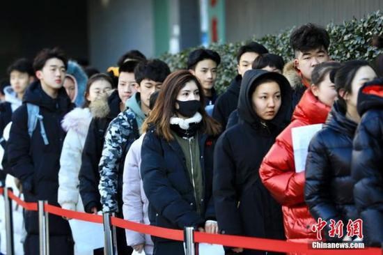Mọi hoạt động tụ tập đông người, kể cả thi đại học đều bị cấm ở Trung Quốc. Phim trường Trung Quốc tuyên bố ngừng quay phim.