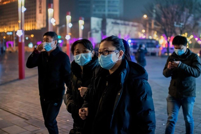 Người dân Bắc Kinh đeo khẩu trang khi ra đường