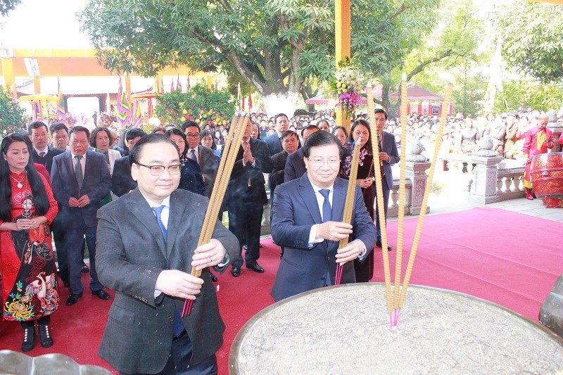 Bí thư thành ủy Hà Nội Hoàng Trung Hải và Phó Thủ tướng Trịnh Đình Dũng làm lễ dâng hương Hai Bà