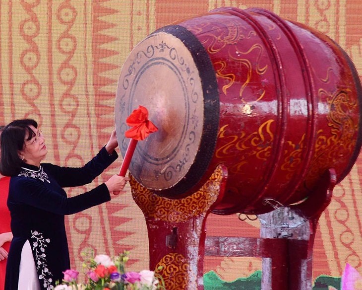Phó Chủ tịch nước Đặng Thị Ngọc Thịnh đánh trống khai mạc Lễ hội Đền thờ Hai Bà Trưng, Xuân Canh Tý 2020.