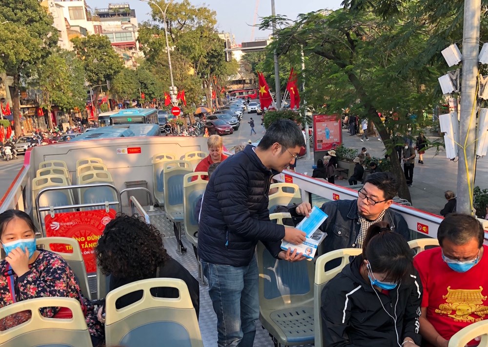 Phát khẩu trang miễn phí cho hành khách trên tuyến Hanoi City Tour