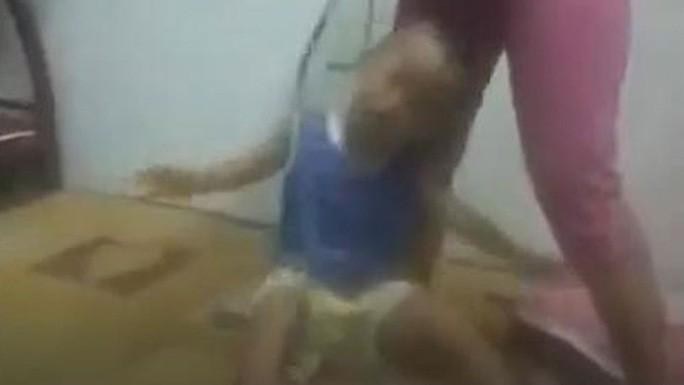 Bé trai bị bạo hành dã man (ảnh cắt từ clip)