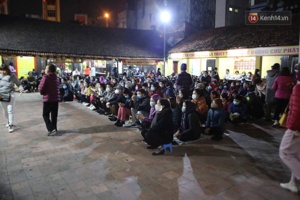 Người dân cầu an ở chùa Phúc Khánh (Hà Nội)