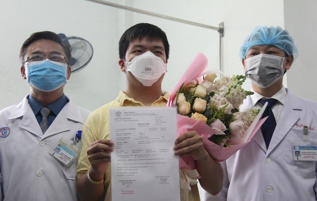 Các bác sĩ bệnh viện Chợ Rẫy chúc mừng bệnh nhân Li ZiChao được xuất viện