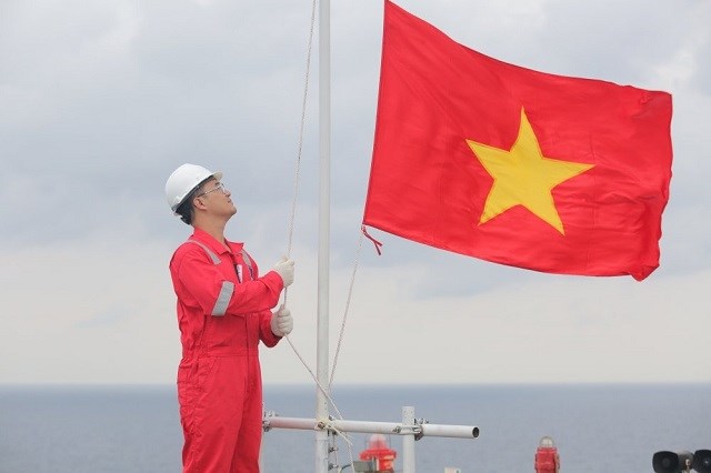 Cờ đỏ sao vàng luôn tung bay trên giàn khoan của ngành dầu khí Việt Nam.