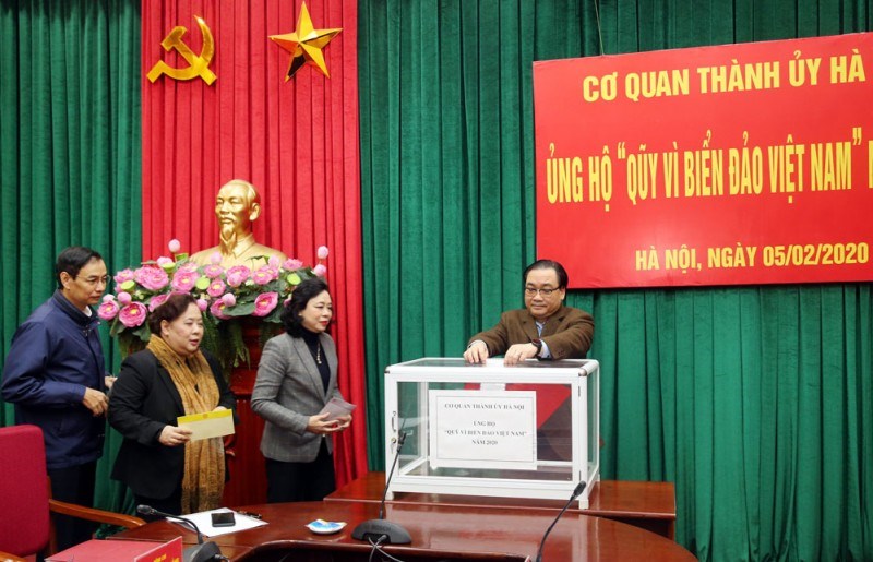Các đồng chí lãnh đạo thành phố Hà Nội ủng hộ Quỹ “Vì biển, đảo Việt Nam” năm 2020.