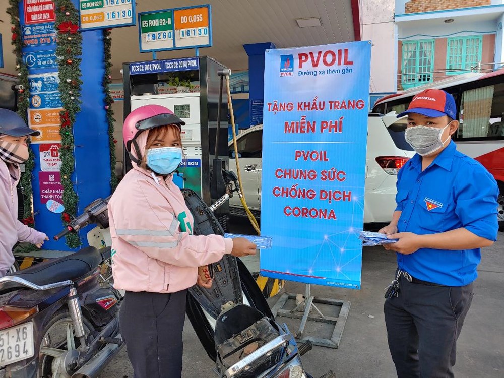 PV Oil phát miễn phí khẩu trang cho người mua xăng để phòng chống dịch nCoV.