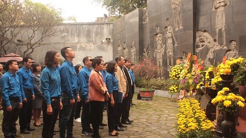 Đoàn viên, thanh niên Khối Các cơ quan TP Hà Nội dâng hương tại Đài tưởng niệm các anh hùng, liệt sĩ Hỏa Lò