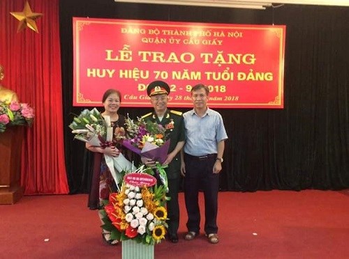 Đại tá Vương Chất cùng con gái và con trai trong ngày nhận huy hiệu 70 năm tuổi Đảng