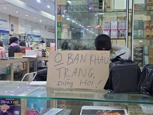 Ngày 3/2, nhiều cửa hàng thuốc ở Hà Nội treo biển không bán khẩu trang
