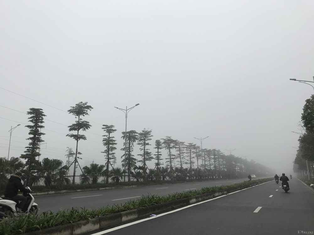 Sương mù dày đặc khiến việc di chuyển của người dân gặp nhiều khó khăn. 9h sáng nhưng nhiều xe ô tô, xe máy phải bật đèn khi di chuyển trên đường.