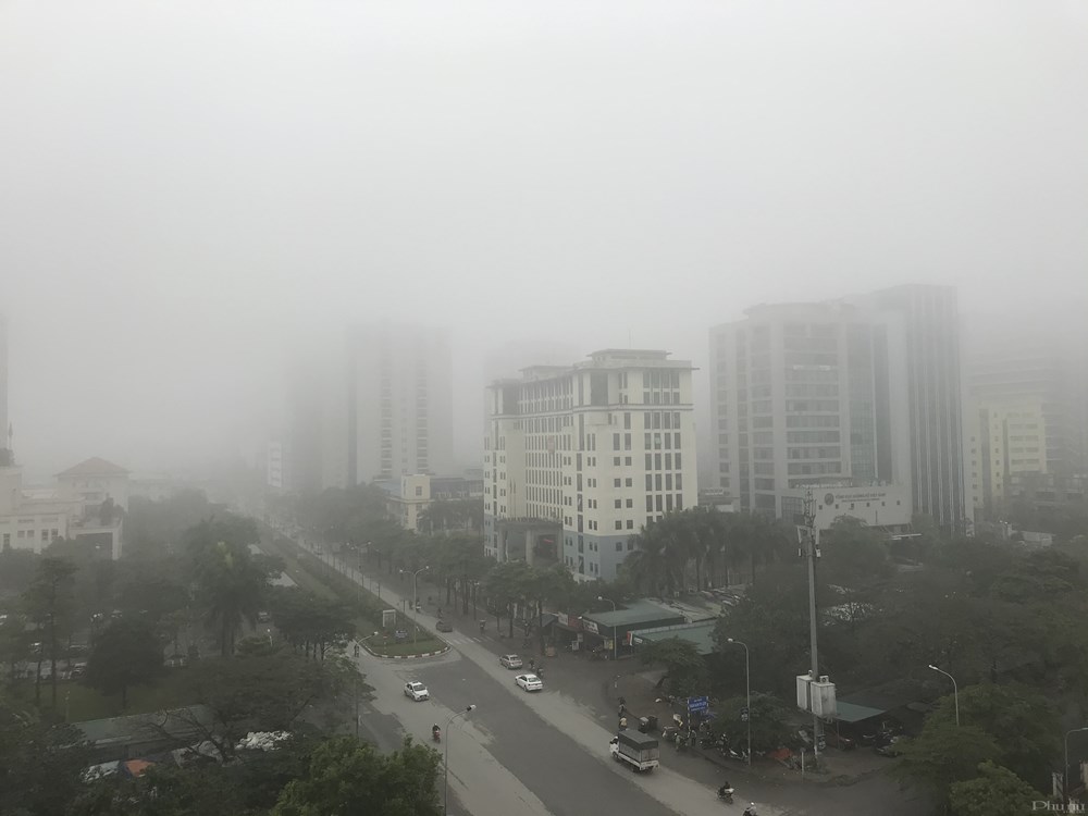 Nhìn từ một góc trên cao ở phố Tôn Thất Thuyết (Cầu Giấy, Hà Nội), Hà Nội như một thành phố mờ sương.