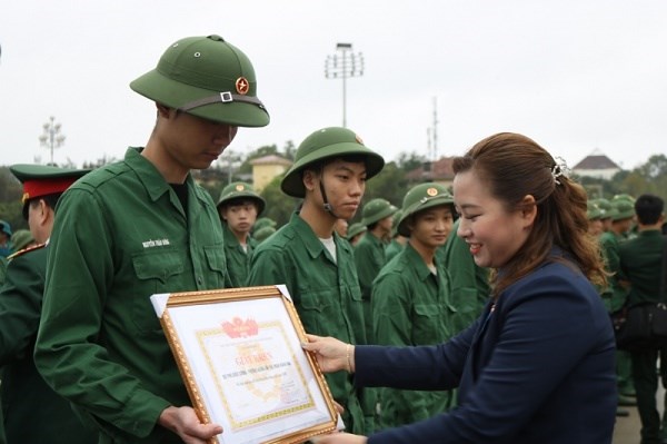Đồng chí Nguyễn Quỳnh Trang, Bí thư Quận đoàn Hoàng Mai tặng giấy khen cho thanh niên tình nguyện lên đường nhập ngũ