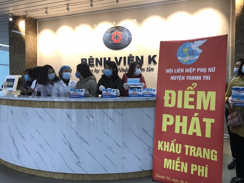 Điểm phát khẩu trang miễn phí của Hội LHPN Thanh Trì tại bệnh viện K xã Tan Triều