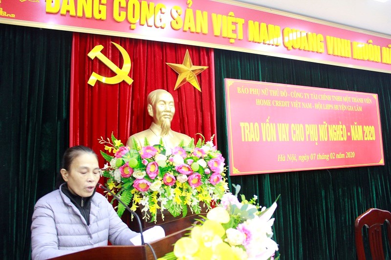 Chị Nguyễn Thị Oanh, hội viên phụ nữ Tổ dân phố Chăn nuôi xã Dương Xá phát biểu tại buổi trao vốn