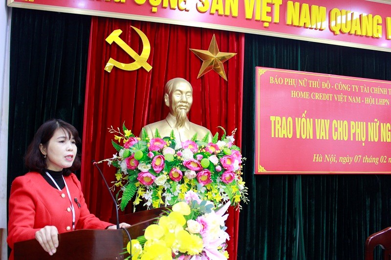 Chị Thạch Thị Hoa- Phó Chủ tịch Hội LHPN huyện Gia Lâm phát biểu tại buổi trao vốn