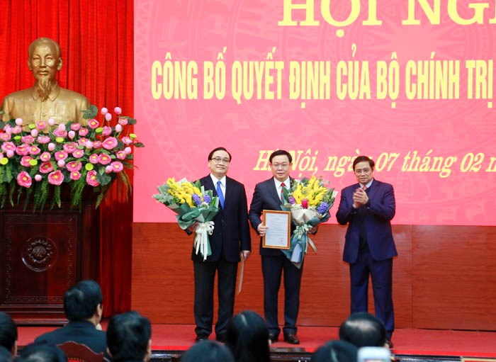 Trưởng ban Tổ chức Trung ương Phạm Minh Chính tặng hoa chúc mừng hai đồng chí nhận nhiệm vụ mới