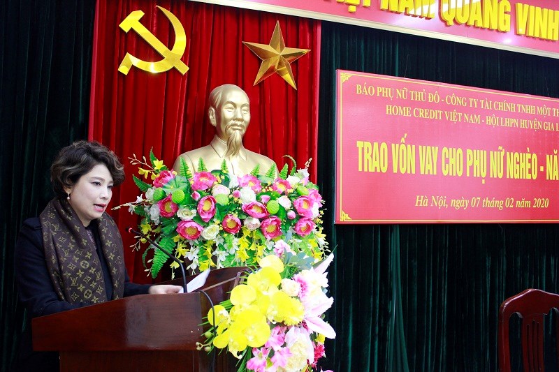 Nhà báo- TBT báo Phụ nữ Thủ đô Lê Quỳnh Trang phát biểu tại buổi trao vốn