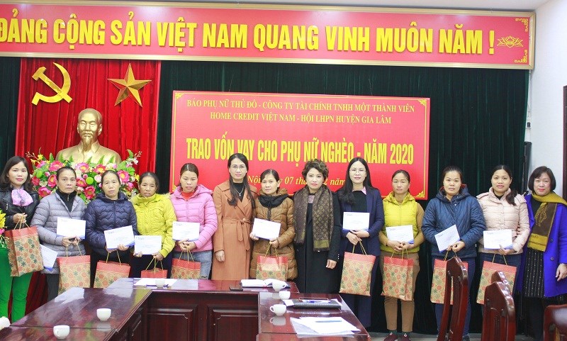 TBT  báo Phụ nữ Thủ đô Lê Quỳnh Trang, cùng lãnh đạo Hội LHPN huyện Gia Lâm trao vốn vay không lấy lãi cho các hộ gia đình