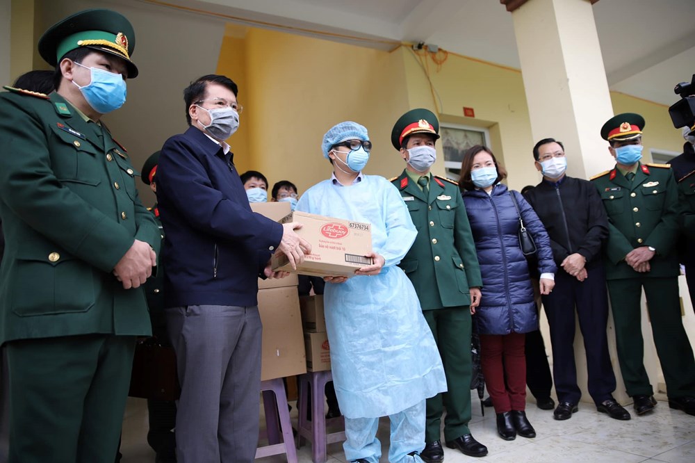 Thứ trưởng Trương Quốc Cường trao tặng khẩu trang và bánh xà phòng rửa tay cho các cán bộ, nhân viên tại Cửa khẩu quốc tế Lào Cai - Hà Khẩu và Trường Quân sự tỉnh.