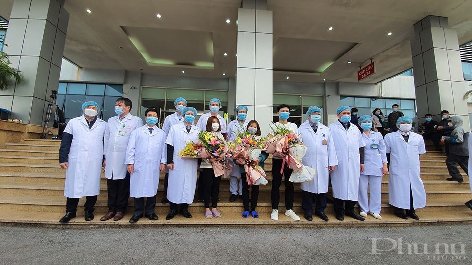 Đại diện lãnh đạo Bộ Y tế và bệnh viện Nhiệt đới Trung ương tặng hoa chúc mừng 3 bệnh nhân Vĩnh Phúc xuất viện
