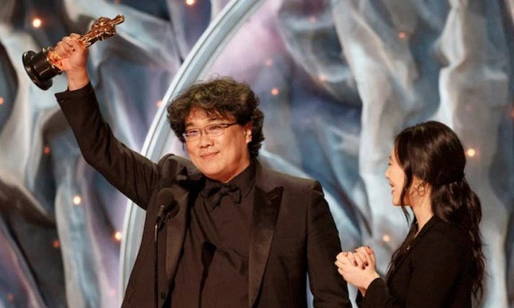 Đạo diễn Bong Joon Ho trên sân khấu Oscar.