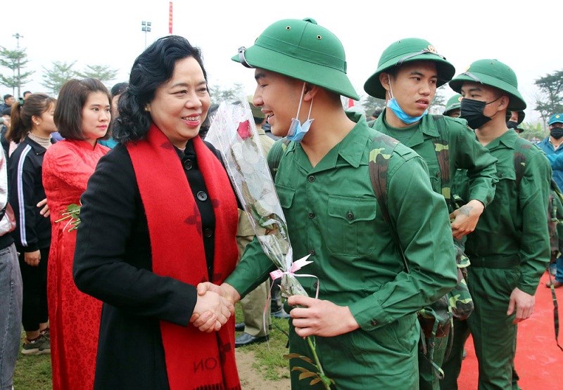 Phó Bí thư Thường trực Thành ủy Hà Nội Ngô Thị Thanh Hằng tặng hoa, động viên tân binh huyện Chương Mỹ.