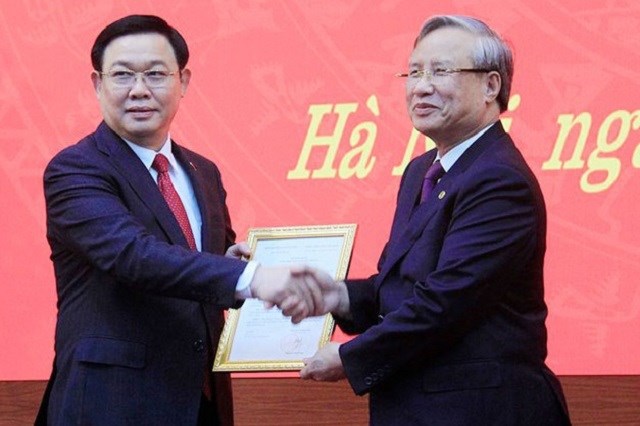 Thường trực Ban Bí thư Trần Quốc Vượng trao Quyết định cho đồng chí đồng chí Vương Đình Huệ.