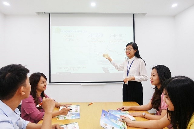 Chị Trần Khánh Chi (áo trắng) là một trong những nhân sự đã tham gia chương trình Quản trị viên tập sự của Vinamilk năm 2014 và hiện đang nằm trong đội ngũ cấp quản lý của Vinamilk.