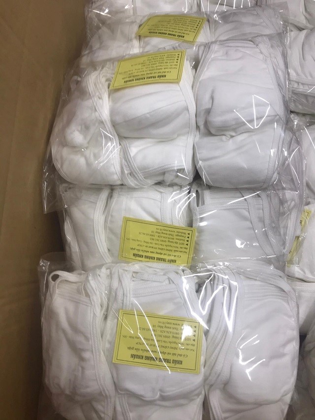 Hiện nhiều Công ty may mặc trong nước đã ứng cứu cho thị trường khẩu trang giấy dùng một lần bằng việc sản xuất khẩu trang vải.