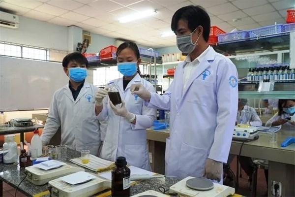 Các giảng viên đại học Lạc Hồng điều chế thành công nước rửa tay khô ngừa nCoV ngay trong phòng thí nghiệm của trường.