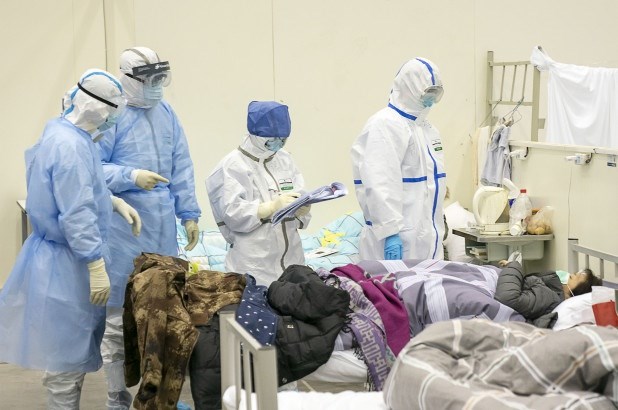 Các bác sĩ chẩn đoán cho bệnh nhân tại một bệnh viện ở thành phố Vũ Hán.