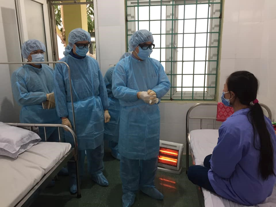 Đại diện lãnh đạo Bộ Y tế thăm bệnh nhân nhiễm Covid-19 đang điều trị tại Vĩnh Phúc.