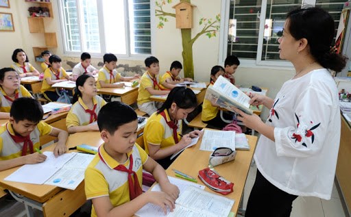Giáo viên trường Tiểu học Nguyễn Du, quận Hoàn Kiếm hướng dẫn học sinh ôn bài.