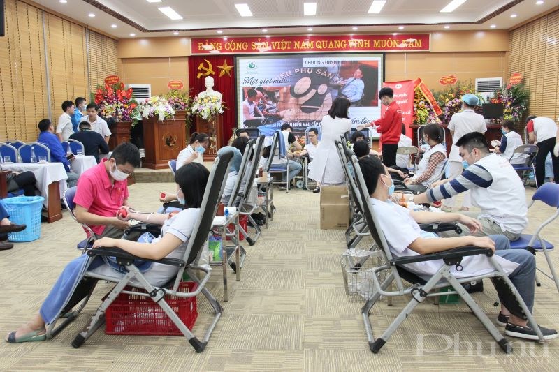 Đông đảo cán bộ, công nhân viên bệnh viện Phụ sản Hà Nội tham gia hiến máu trong ngày 14/2