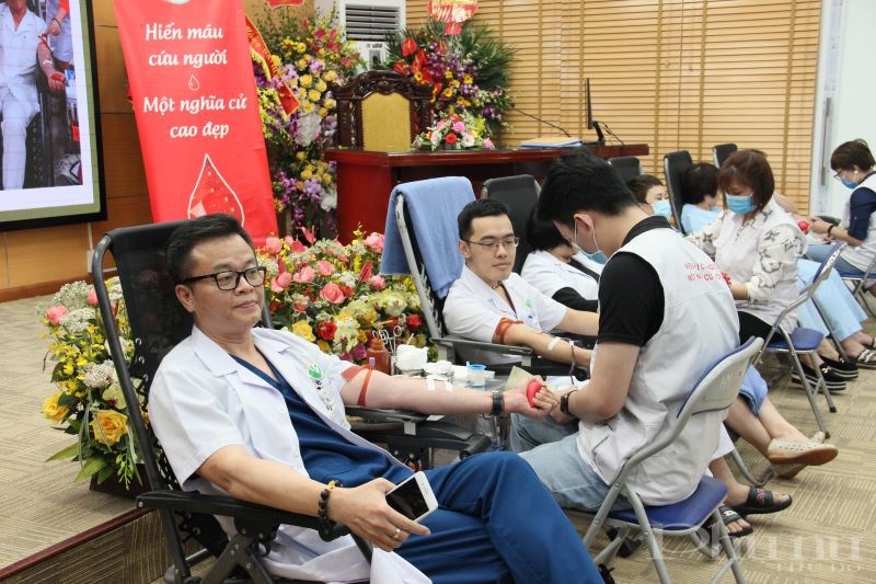 Là một người có nhóm máu A, TS.BS Trần Văn Cường - Trưởng khoa Gây mê hồi sức bệnh viện Phụ sản Hà Nội cảm thấy rất vui và vinh dự khi được góp những giọt máu của mình để cứu chữa cho người bệnh. 