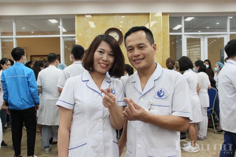 Với vợ chồng anh Nguyễn Chiến Thắng - Điều dưỡng viên khoa Kiểm soát nhiễm khuẩn, hiến máu đúng dịp  ngày lễ tình nhân 14/2 cũng là một điều đặc biệt, ý nghĩa và món quà dành tặng cho nhau.