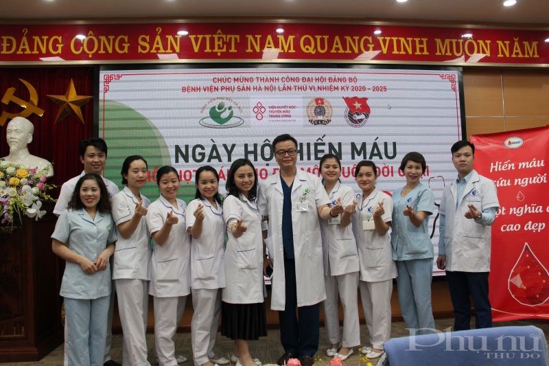 Các nhân viên trong khoa vui vẻ chụp ảnh lưu niệm tại ngày hội hiến máu tình nguyện của bệnh viện