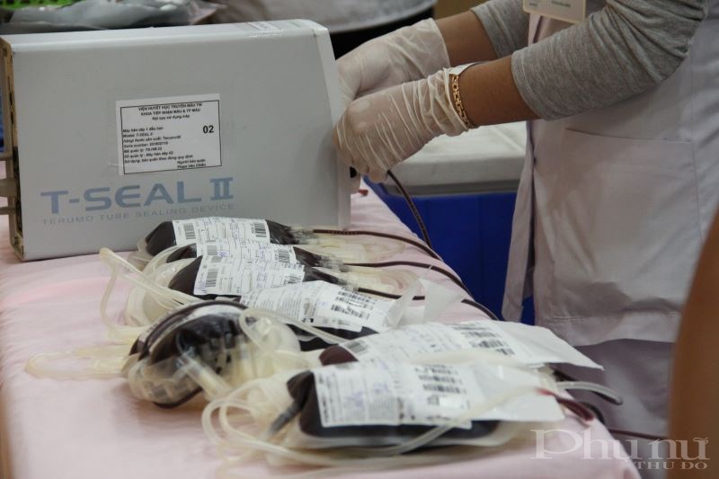 Những đơn vị máu quý giá thu được tại ngày hội hiến máu tình nguyên do bệnh viện Phụ sản Hà Nội tổ chức