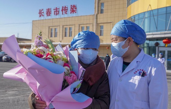 Bệnh nhân nhiễm virus corona (trái) được xuất viện sau khi điều trị tại bệnh viện ở Trường Xuân, tỉnh Cát Lâm, Trung Quốc